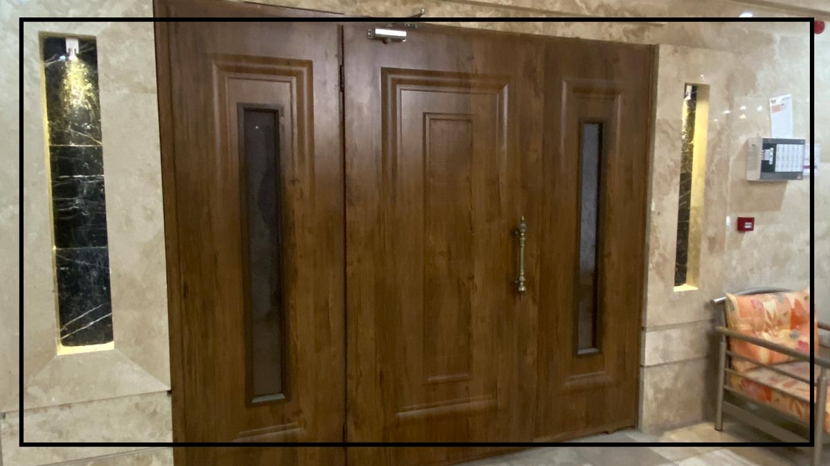 تصویر درب چوبی که سایبان درب بر رویش نصب نشده 